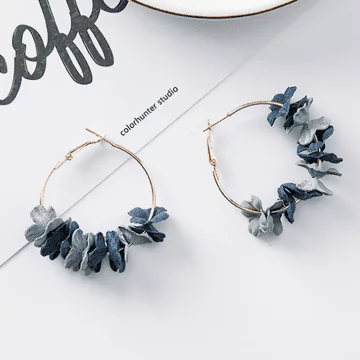 圓環碎花瓣×誇張耳環×深牡丹藍