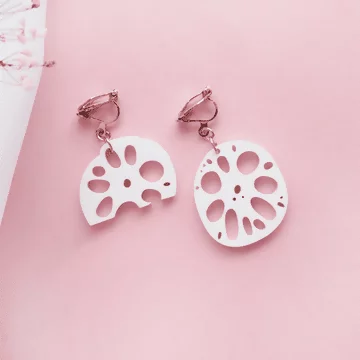 蓮藕片鏤空×不對稱三角耳夾
