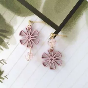 簡約鏤空小花朵×不對稱吊墜耳環×沙粉