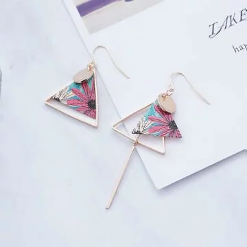 花朵彩繪金屬三角形×不對稱吊墜耳勾