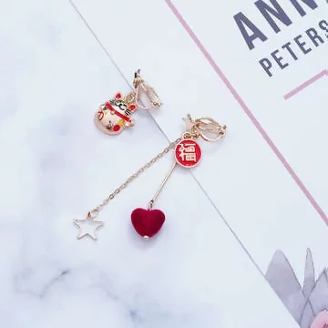 紅愛心招財貓&times;不對稱三角耳夾