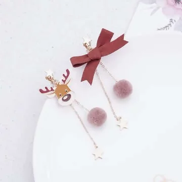 麋鹿蝴蝶結毛球&times;不對稱三角耳夾