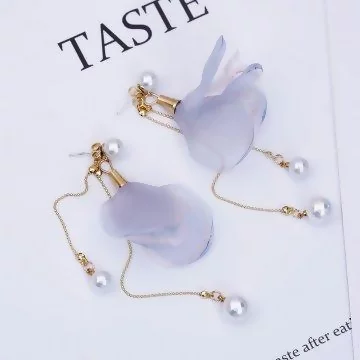 芋粉薄紗花朵珍珠流蘇&times;後掛式吊墜耳環