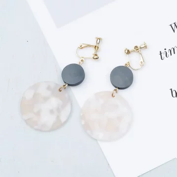 藍木炫白壓克力&times;螺旋耳夾