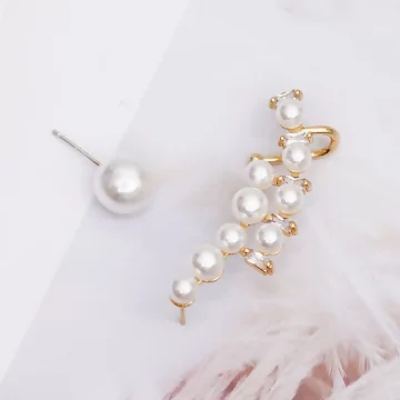 優雅珍珠排列&times;不對稱耳骨耳環