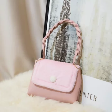 絨毛翻蓋皮革×金屬鍊條麻花紐結背帶×斜背包×粉紅