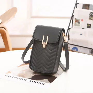 長方V字條紋金屬扣&times;皮革背帶&times;斜背包&times;酷黑