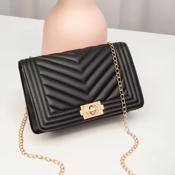 斜V鎖扣經典繡花&times;鍊條斜背包