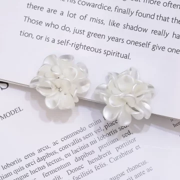 白色大花瓣&times;三角耳夾