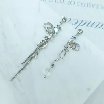 長流蘇緞帶蝴蝶結&times;不對稱吊墜耳環