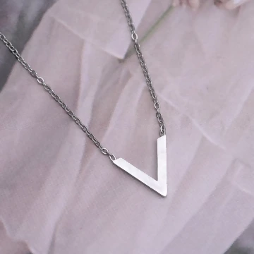 316鋼飾&times;雅緻V字母&times;鎖骨項鍊&times;銀色