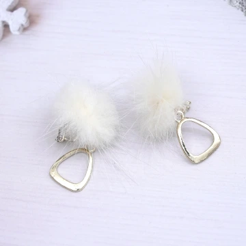 溫柔白毛球金屬×三角耳夾