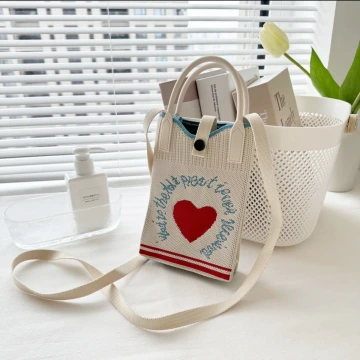 字母繞紅愛心×針織×斜背包