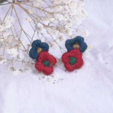 刺繍紅藍小花朵&times;吊墜耳環