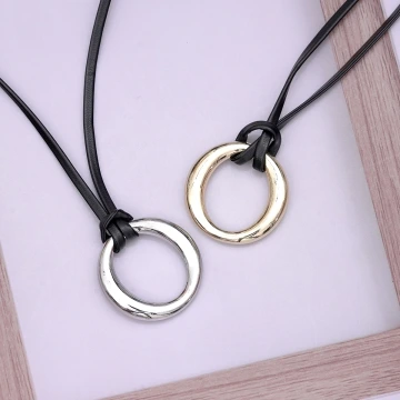 金屬圓環×皮革繩×可調節長項鍊×共二色