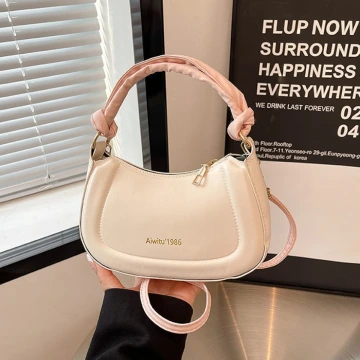 白色月牙皮革×鍊條斜背包×粉紅