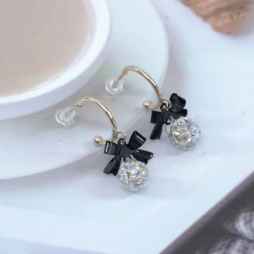 黑領結C字輕奢晶鑽球&times;吊墜耳環