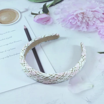 白底粉嫩小香風毛呢&times;髮箍