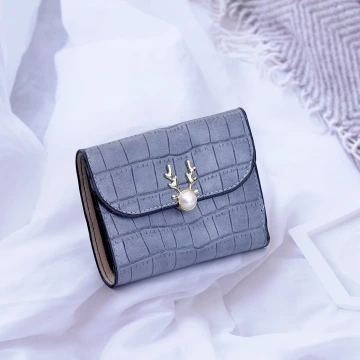 小鹿珍珠鱷魚紋皮革×三折短皮夾×藍色