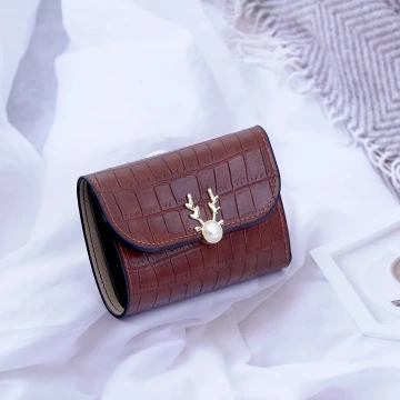 小鹿珍珠鱷魚紋皮革×三折短皮夾×棕咖