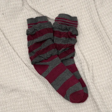 雙層條紋假兩件&times;中筒襪&times;紅灰