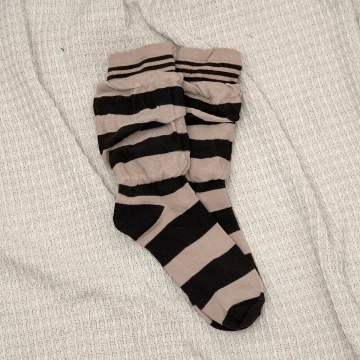 雙層條紋假兩件&times;中筒襪&times;棕咖