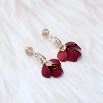 紅色花瓣裙&times;蚊香盤U型耳夾