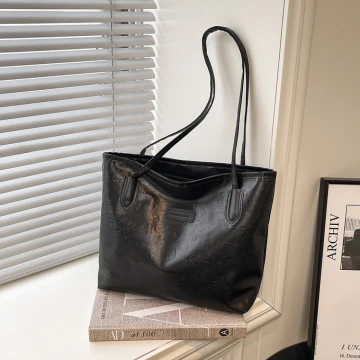 童趣壓紋包邊皮革&times;肩背包&times;黑色