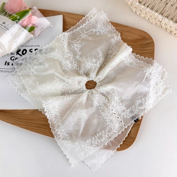 雙層白色蕾絲刺繡方巾&times;大腸髮束