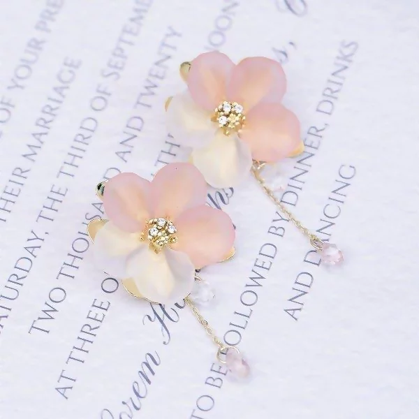 粉白雙色金屬花朵×後掛式吊墜耳環