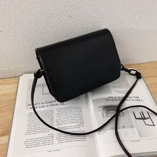 簡約純素面不對稱背帶×斜背包×黑色