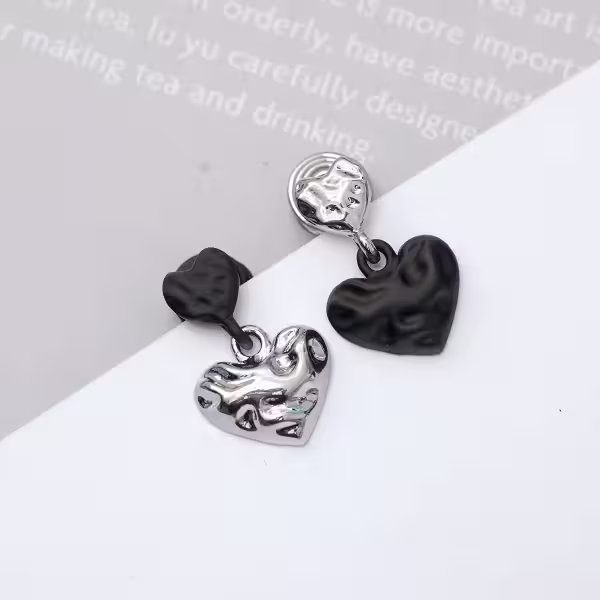 銀黑撞色愛心&times;不對稱蚊香盤U型耳夾