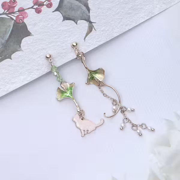 銀杏白貓螺旋流蘇&times;不對稱三角耳夾