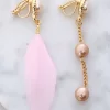 粉紅羽毛珍珠×不對稱軟墊三角耳夾-第2張