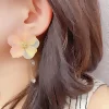 粉白雙色金屬花朵×後掛式吊墜耳環-第2張