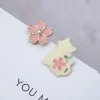 白貓粉櫻花卉×不對稱耳環-第1張