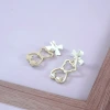 白蝴蝶結小熊輪廓珍珠×吊墜耳環-第3張