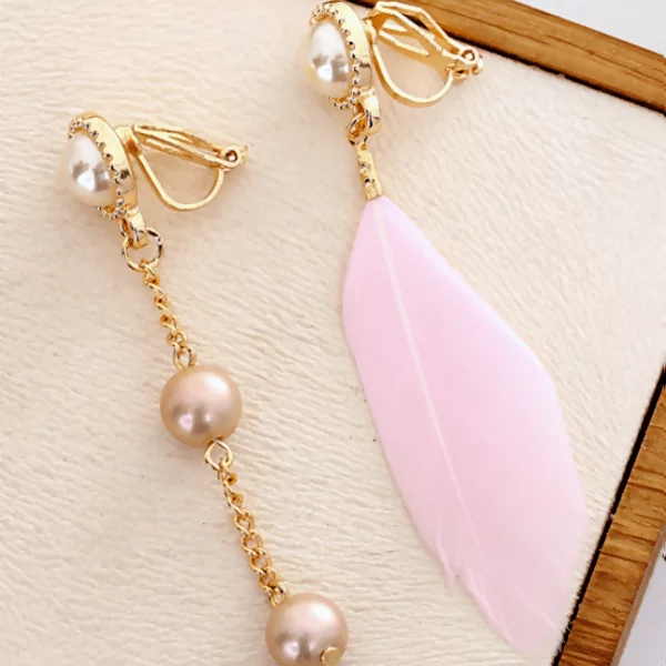 粉紅羽毛珍珠×不對稱軟墊三角耳夾-第1張