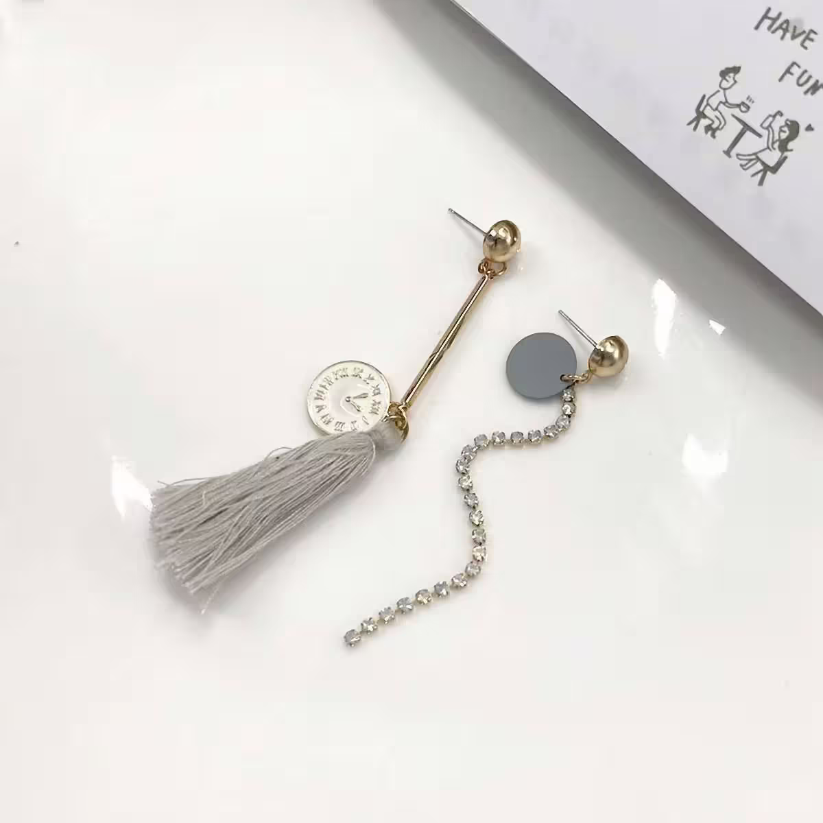 時鐘氣質灰色流蘇×不對稱吊墜耳環-第2張