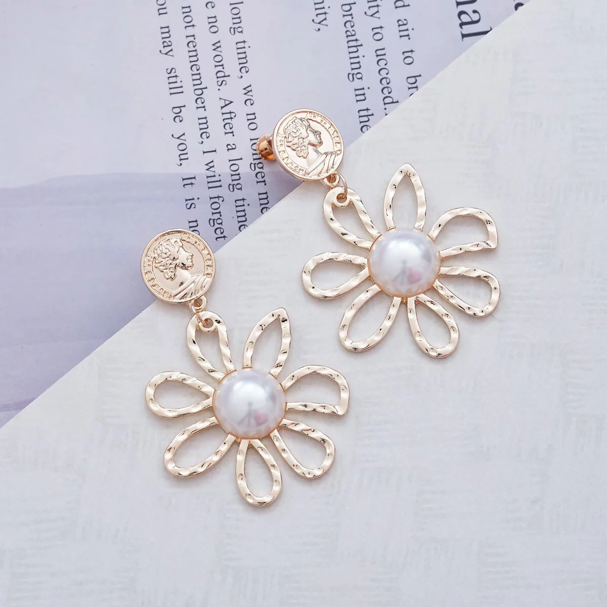 金幣半圓珍珠鏤空花朵×螺旋耳夾-第3張
