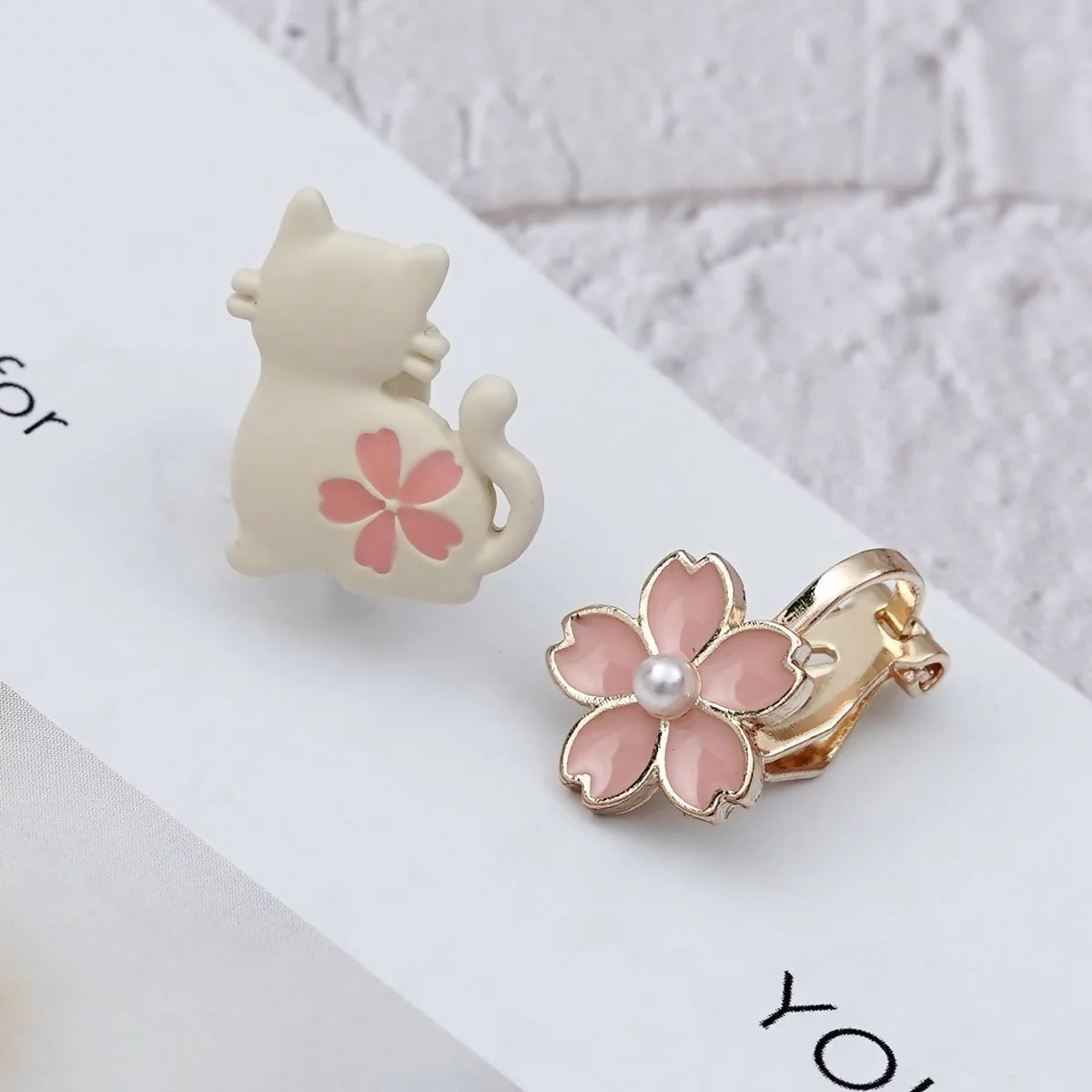 白貓粉櫻花卉×不對稱三角耳夾-第1張