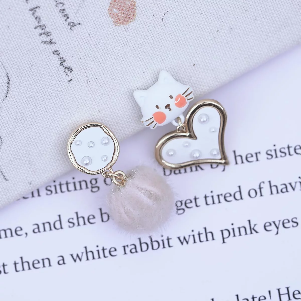 小白貓愛心鑲珍珠毛球×不對稱三角耳夾-第1張