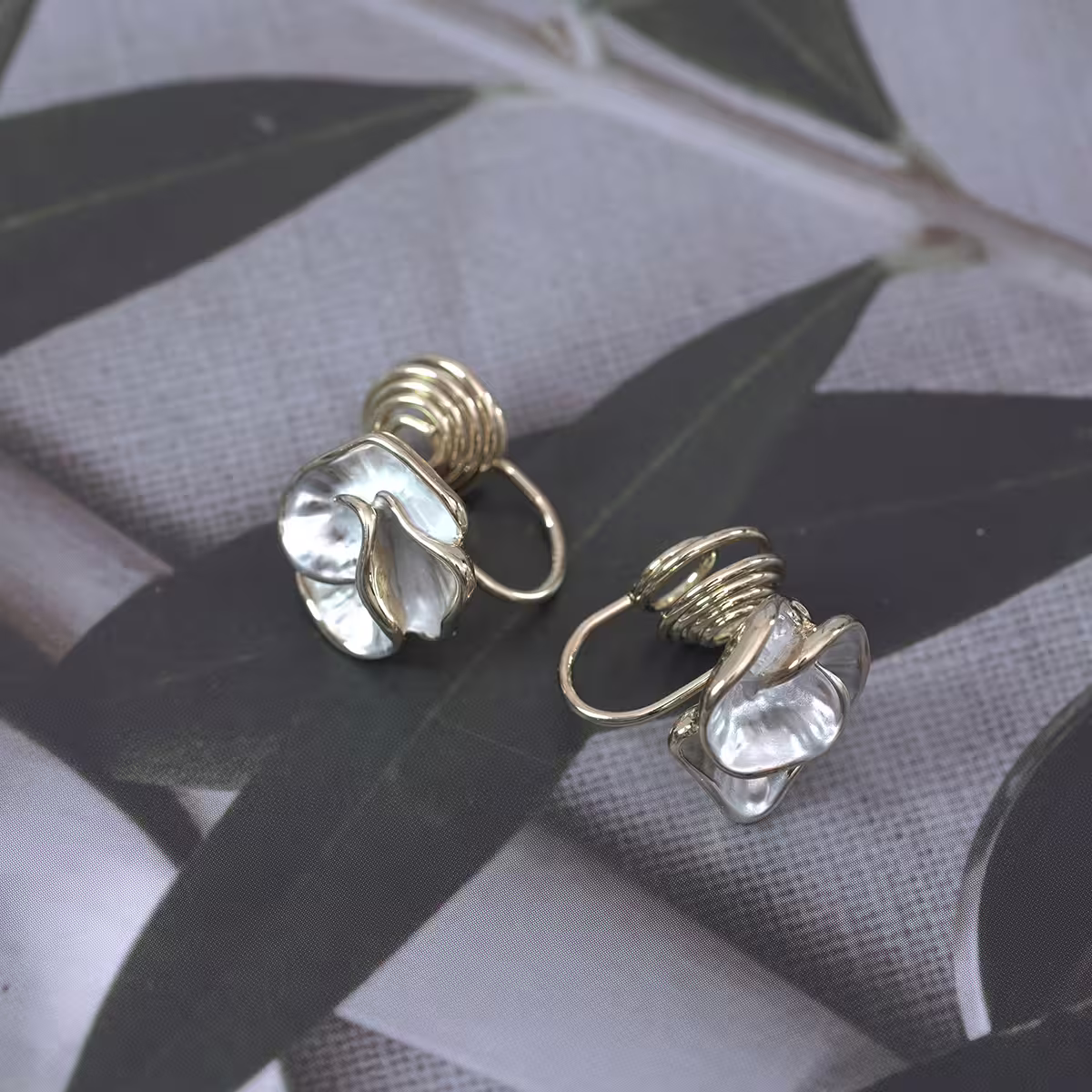 純白山茶花×不對稱蚊香盤U型耳夾-第5張