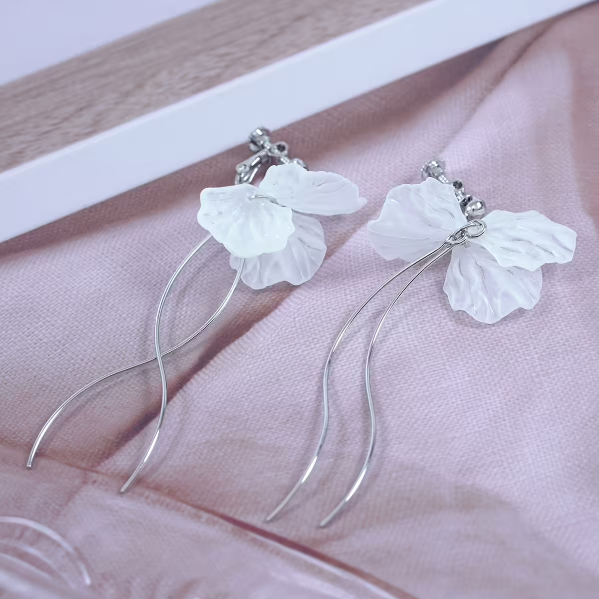 白花瓣波浪線條×螺旋耳夾-第1張