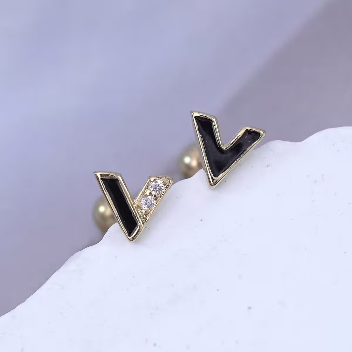 黑色V字晶鑽×轉珠耳環-第1張