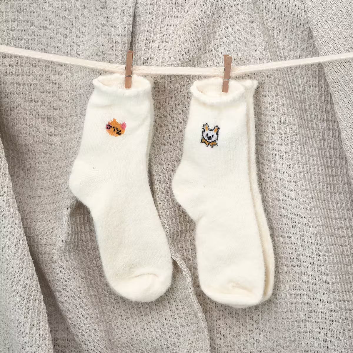 兔貓白色毛襪&times;中筒襪&times;二雙套件襪子組-第2張