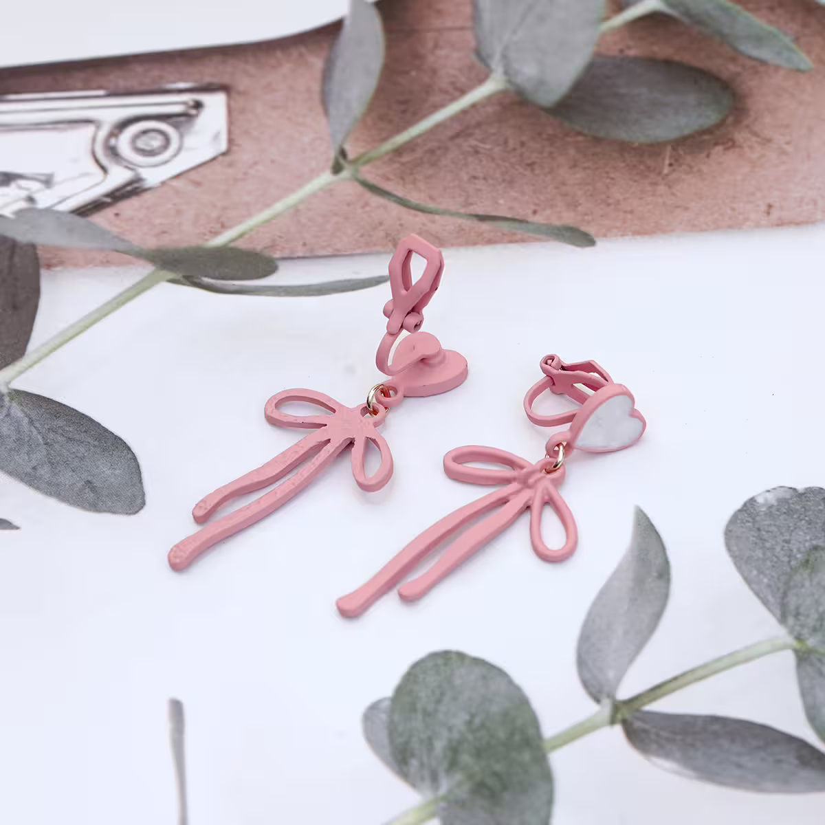 愛心粉紅蝴蝶領結&times;三角耳夾-第3張
