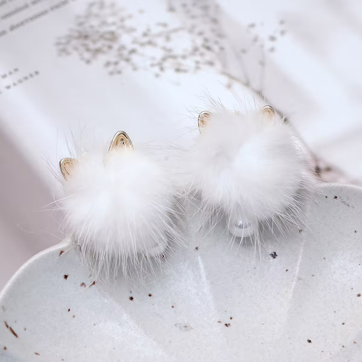 毛絨絨小白貓&times;蚊香盤U型耳夾-第1張