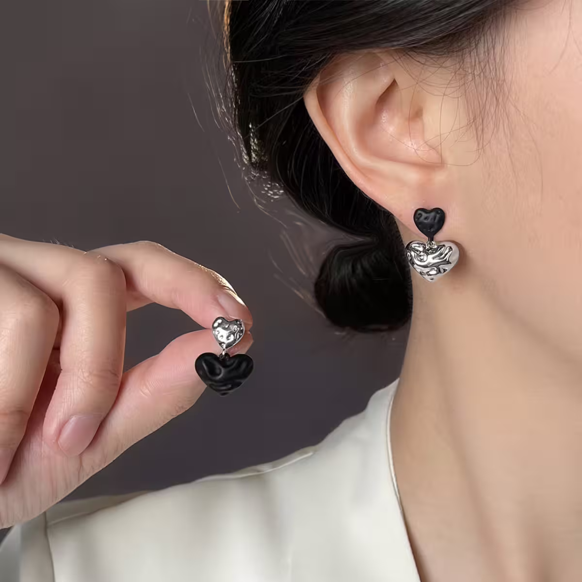 銀黑撞色愛心&times;不對稱蚊香盤U型耳夾-第6張