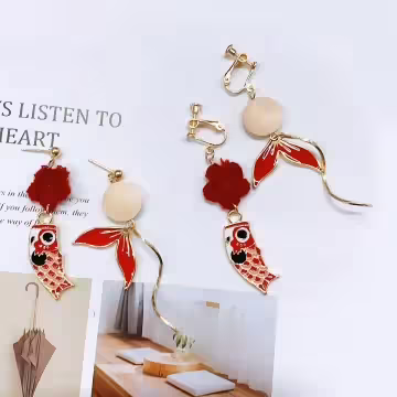 毛線小花紅鯉魚×不對稱螺旋耳夾